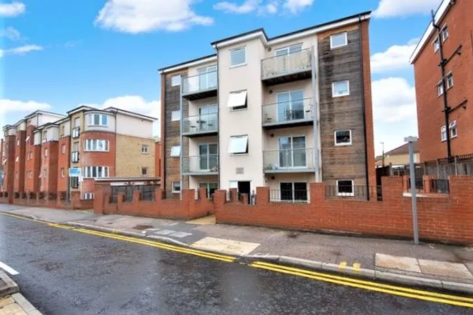 Flat Whippendell Road in Watford