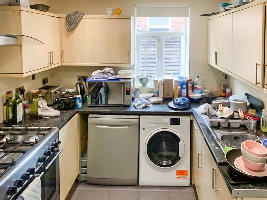 Room Leighbrook Road in Manchester