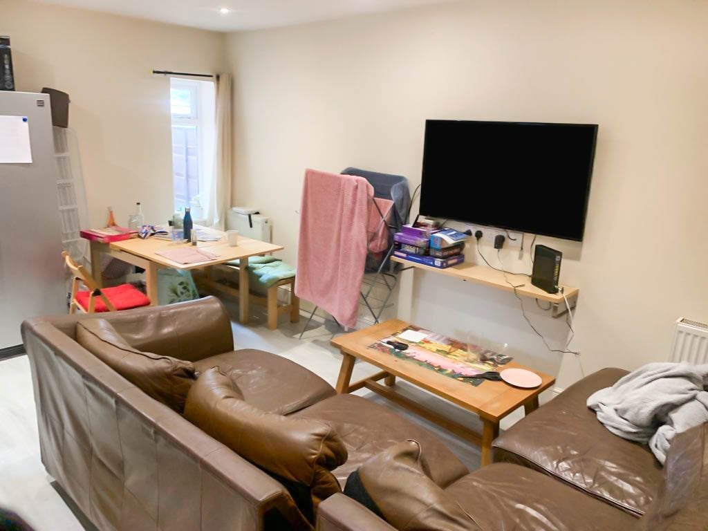 Room Leighbrook Road in Manchester