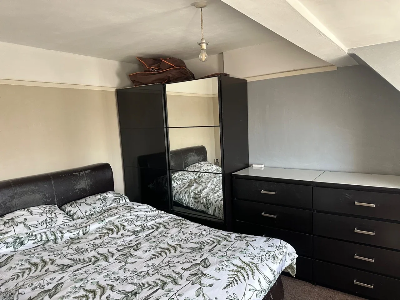 Room Violet Avenue in Greater London