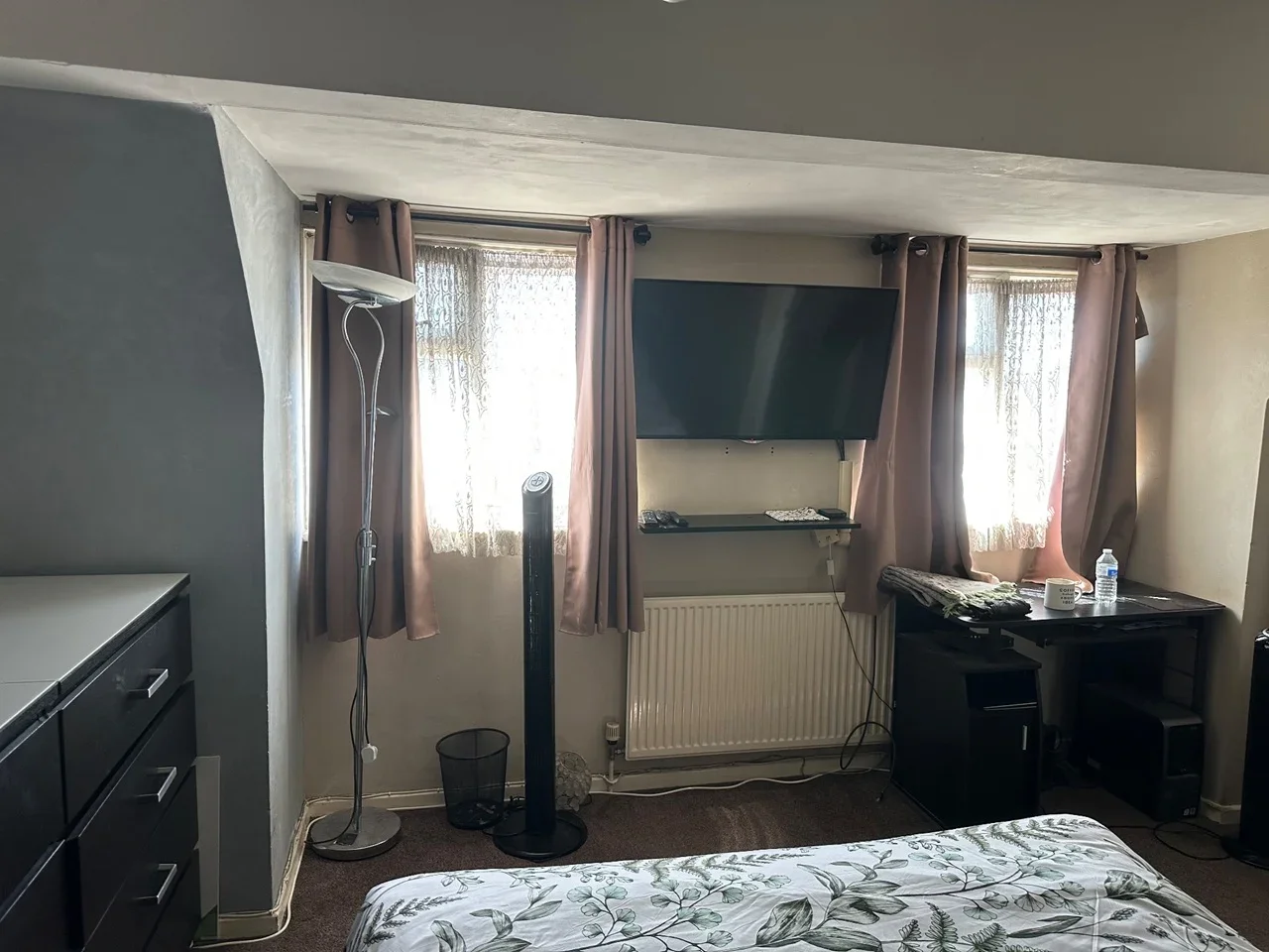 Room Violet Avenue in Greater London