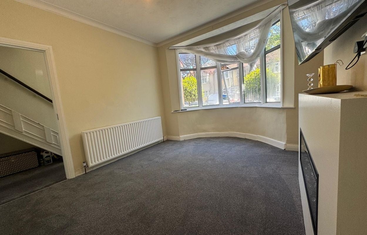 Room Carnforth Road in Greater London