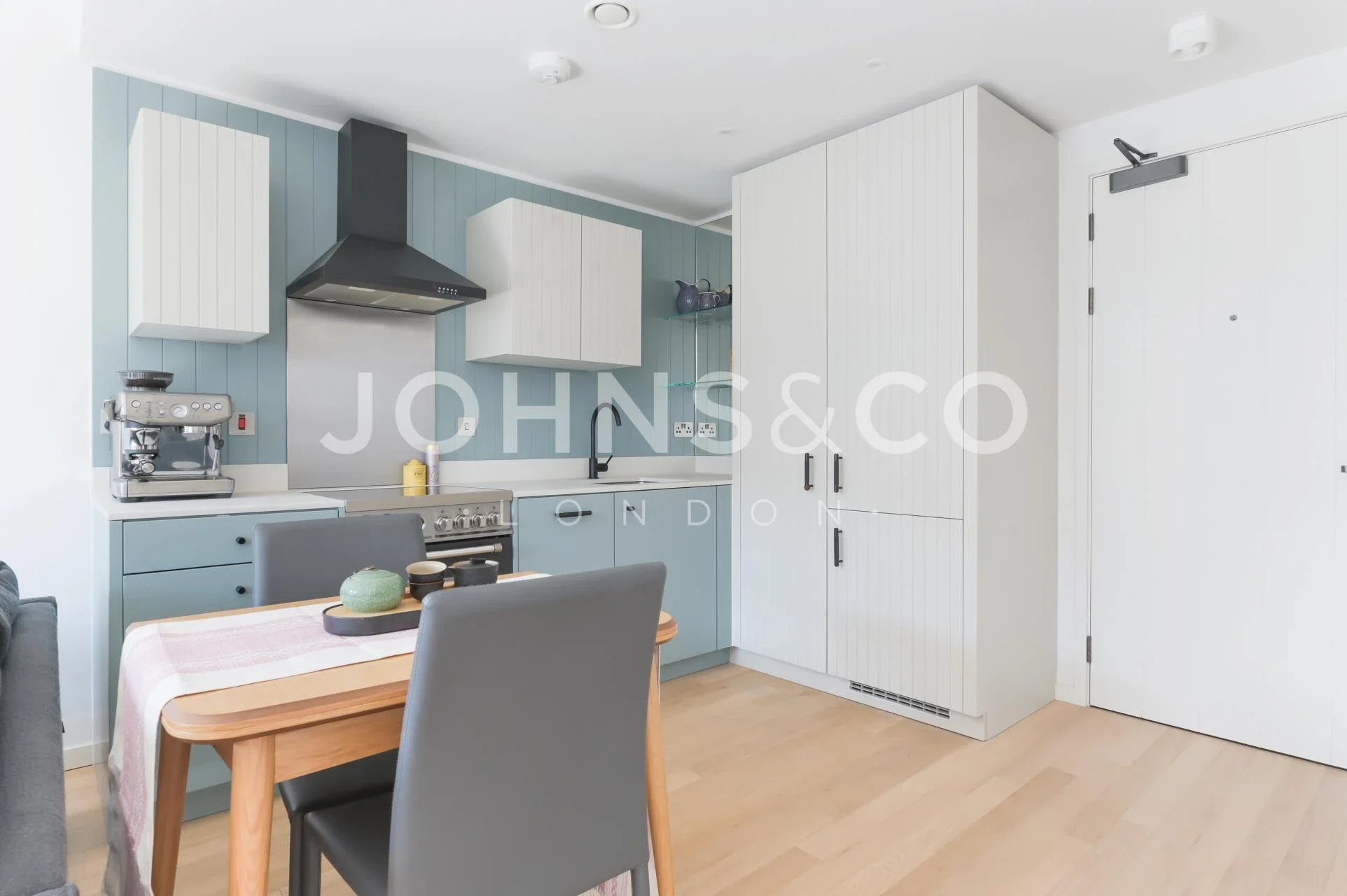 Flat Kingham Avenue in Greater London