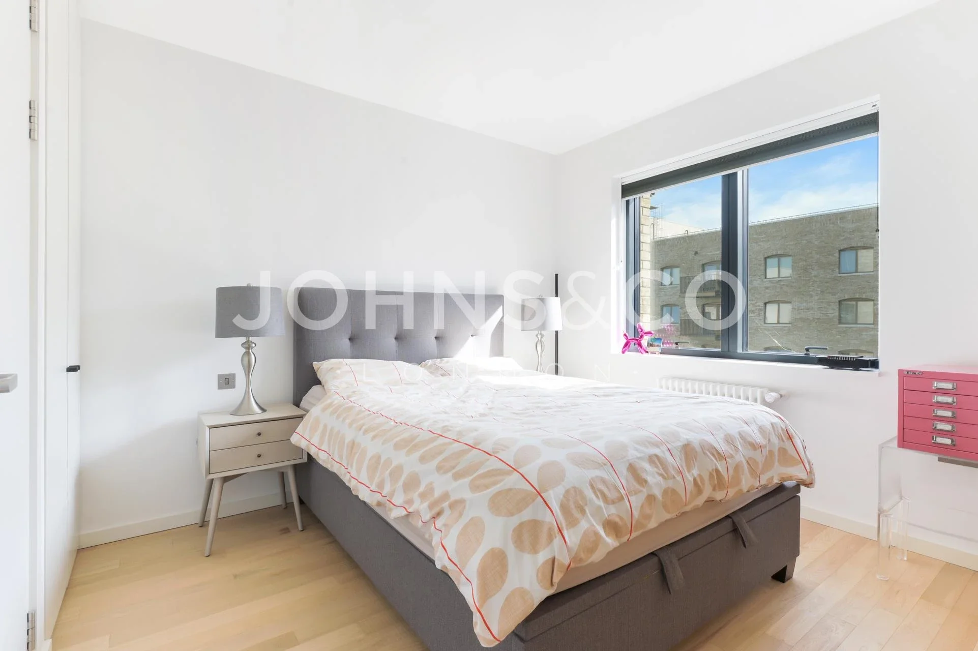 Flat Kingham Avenue in Greater London