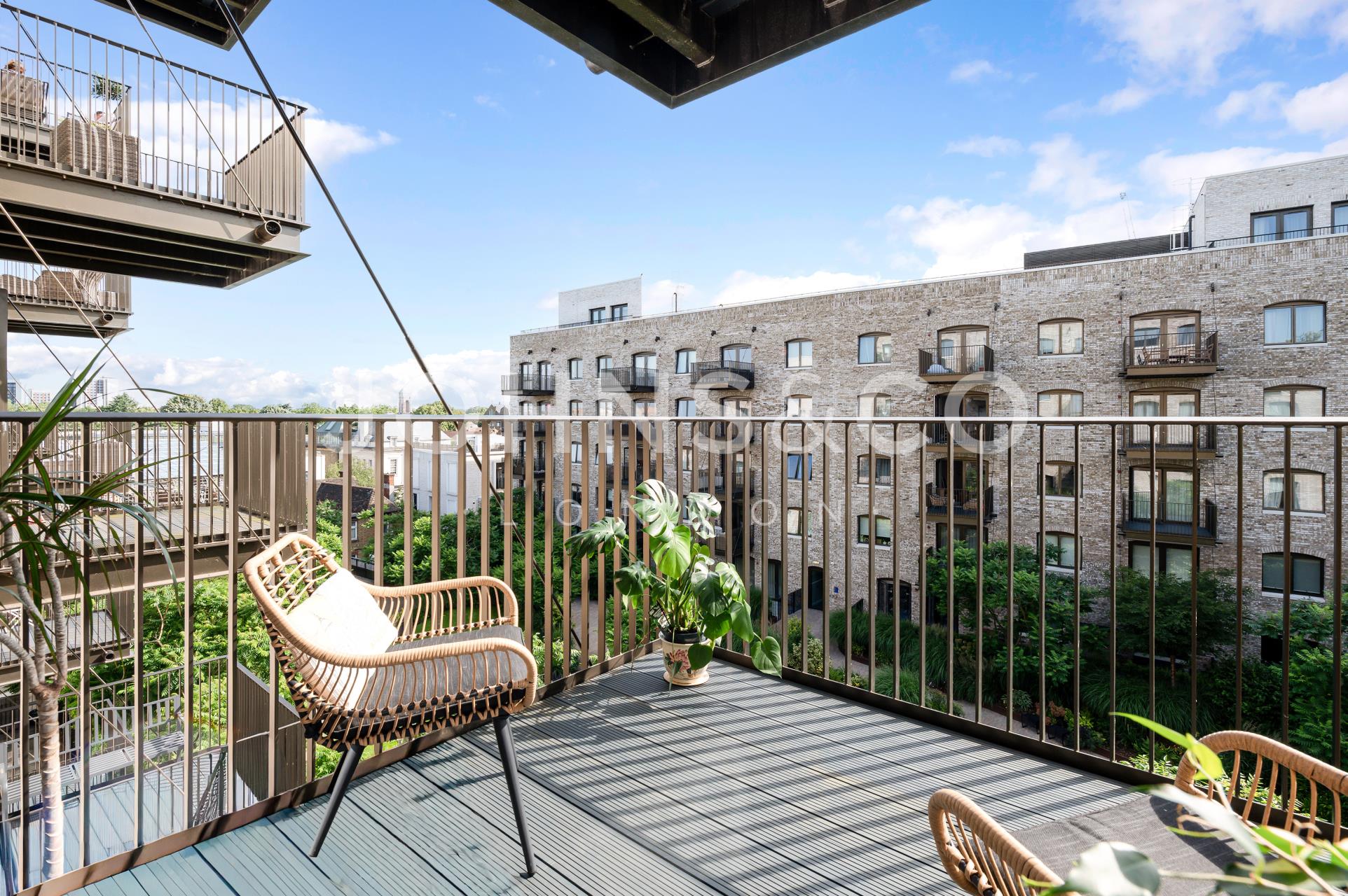 Flat Kingham Avenue in Greater London