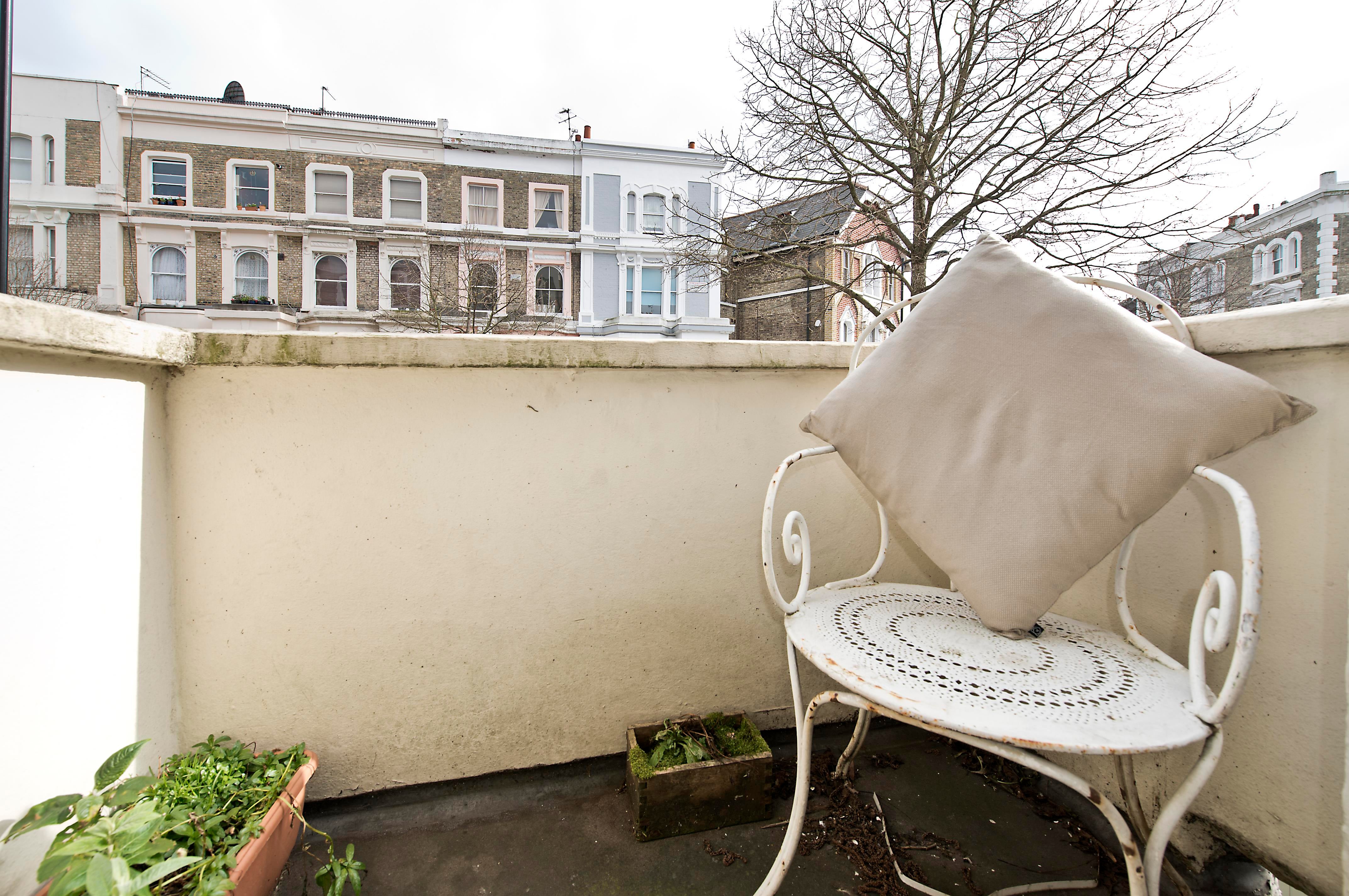 Flat Chesterton Road in Greater London