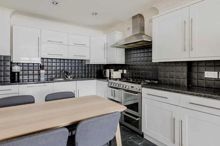 Flat Plumbers Row in Greater London