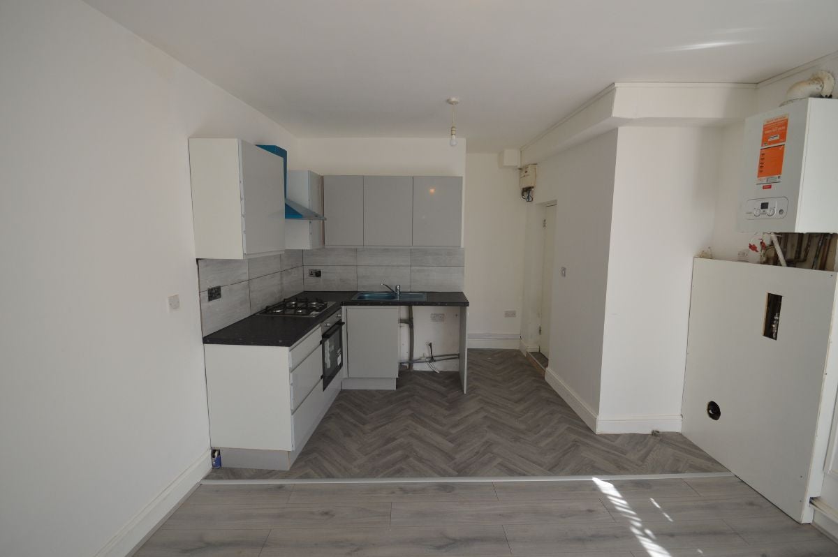 Flat Green Lane in Greater London