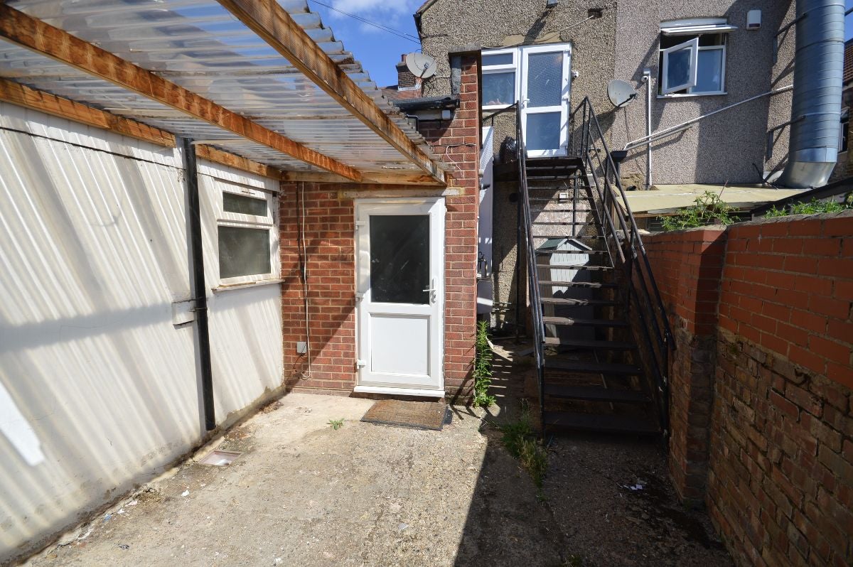 Flat Green Lane in Greater London