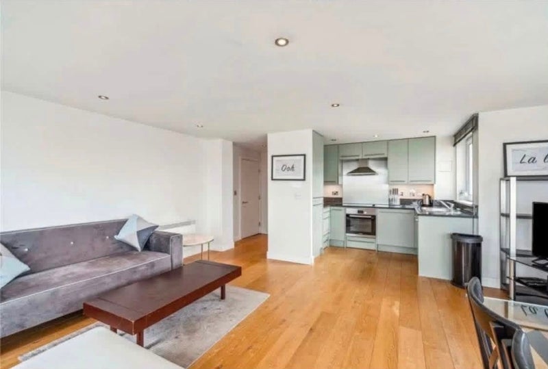 Flat Wimbledon Hill Road in Greater London