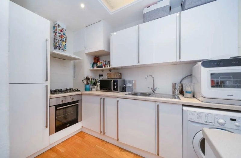 Flat Wimbledon Hill Road in Greater London
