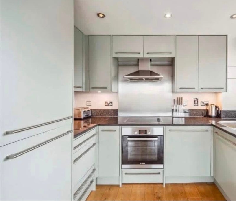 Flat Wimbledon Hill Road in Greater London