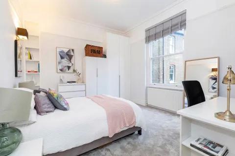 Flat Wimbledon Hill Road in Greater London