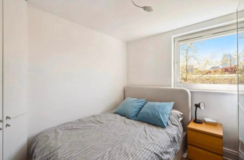 Flat Wimbledon Hill Road in Greater London