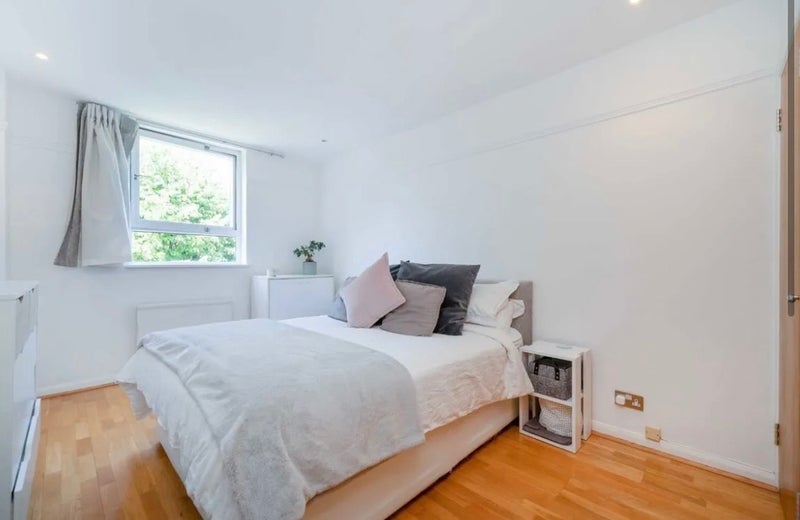 Flat Wimbledon Hill Road in Greater London