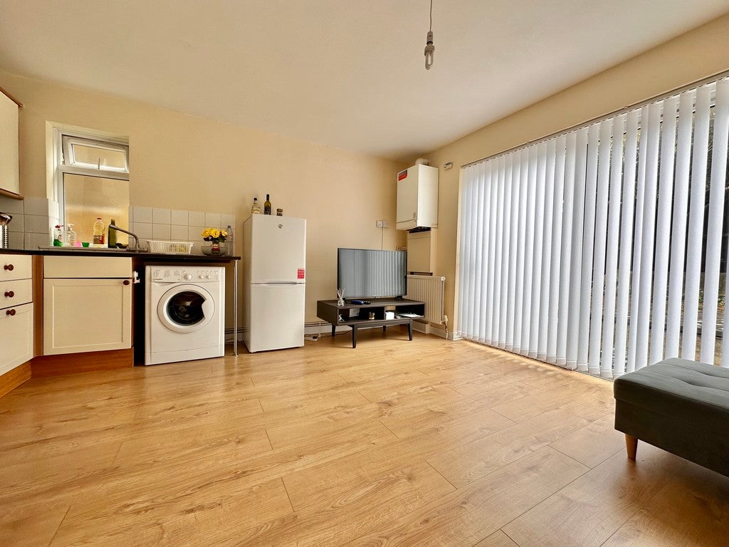 Flat Hampden Road in Greater London