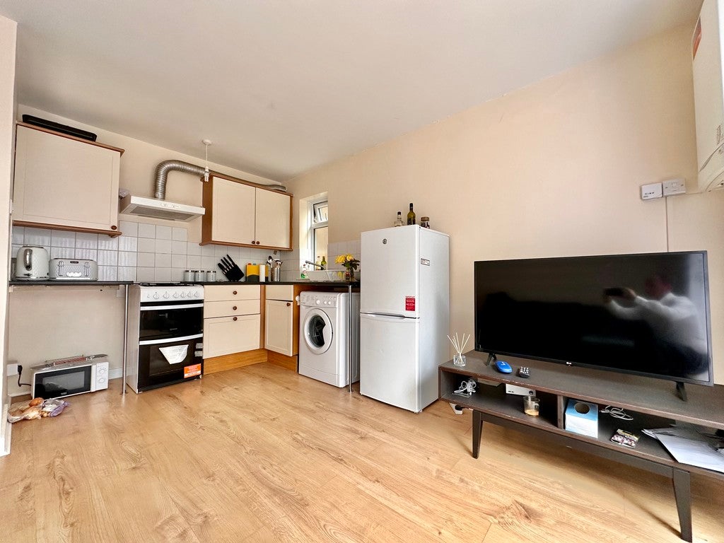 Flat Hampden Road in Greater London