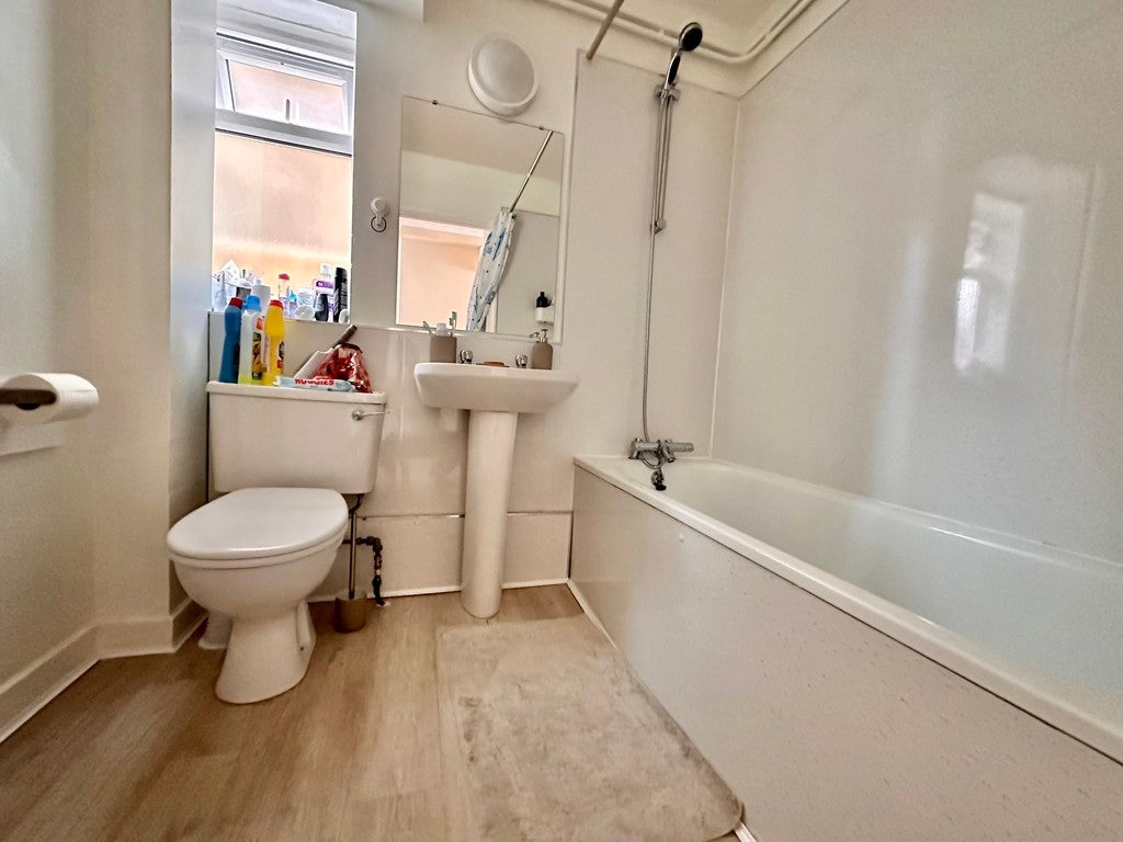Flat Hampden Road in Greater London