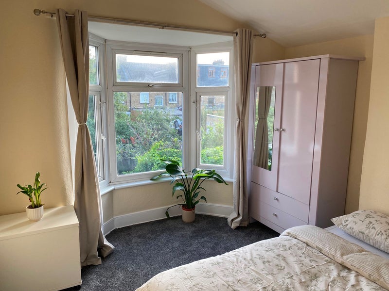 Room Donald Road in Greater London