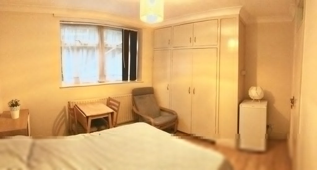 Room Mapesbury Road in Greater London