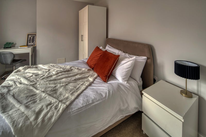 Room Woodland Way in Bristol