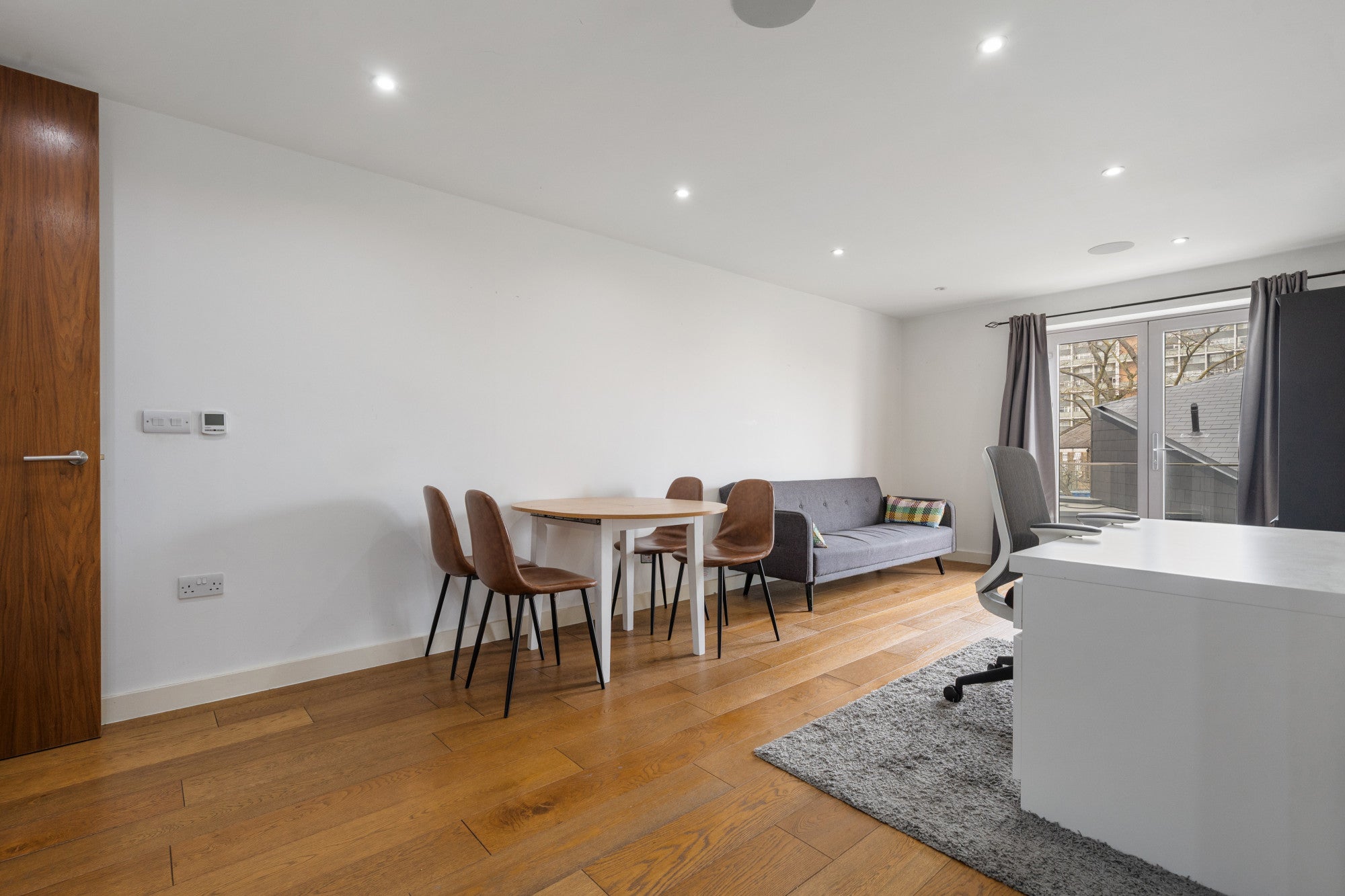 Flat Coopers Close in Greater London