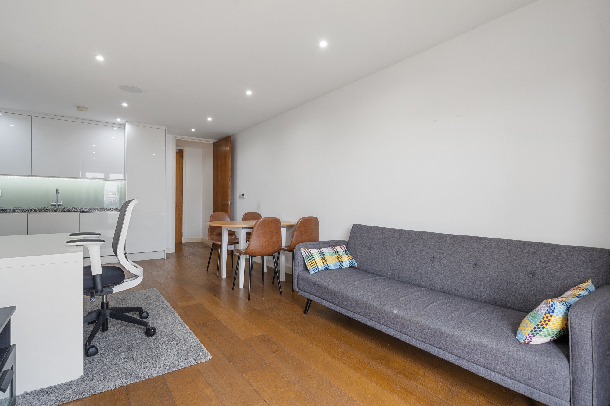 Flat Coopers Close in Greater London