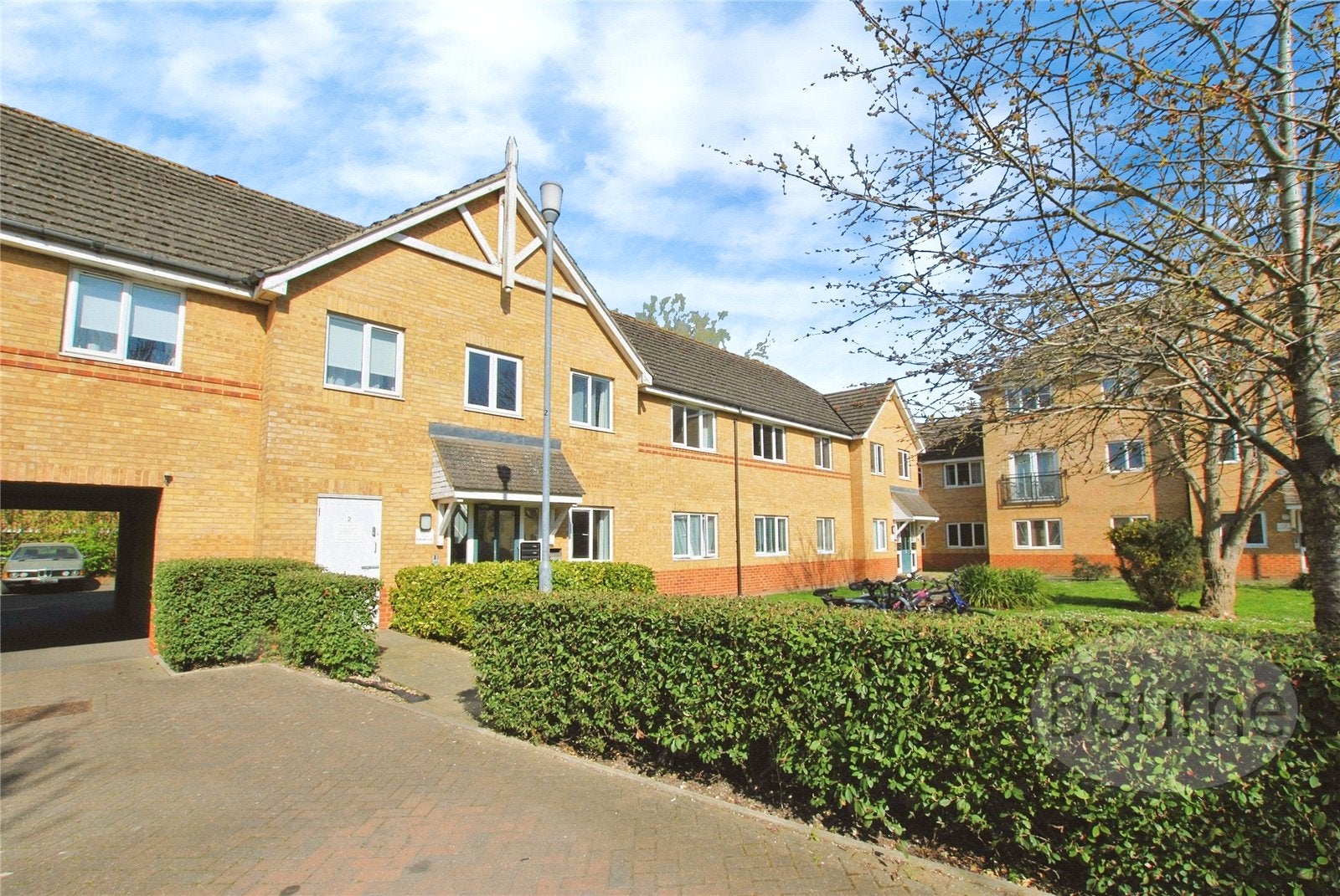 Flat Woodlands Close in Guildford