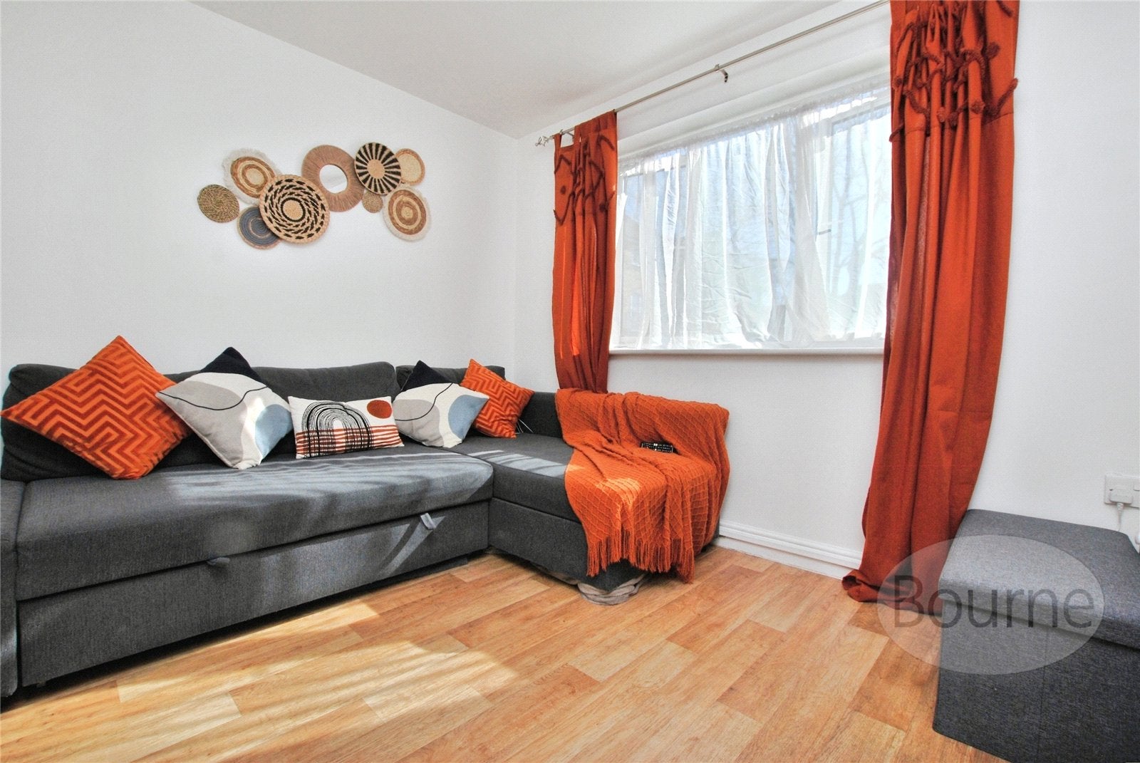Flat Woodlands Close in Guildford