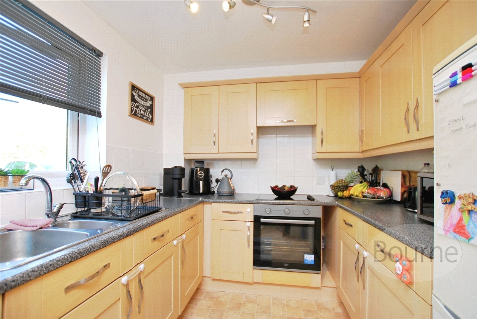 Flat Woodlands Close in Guildford
