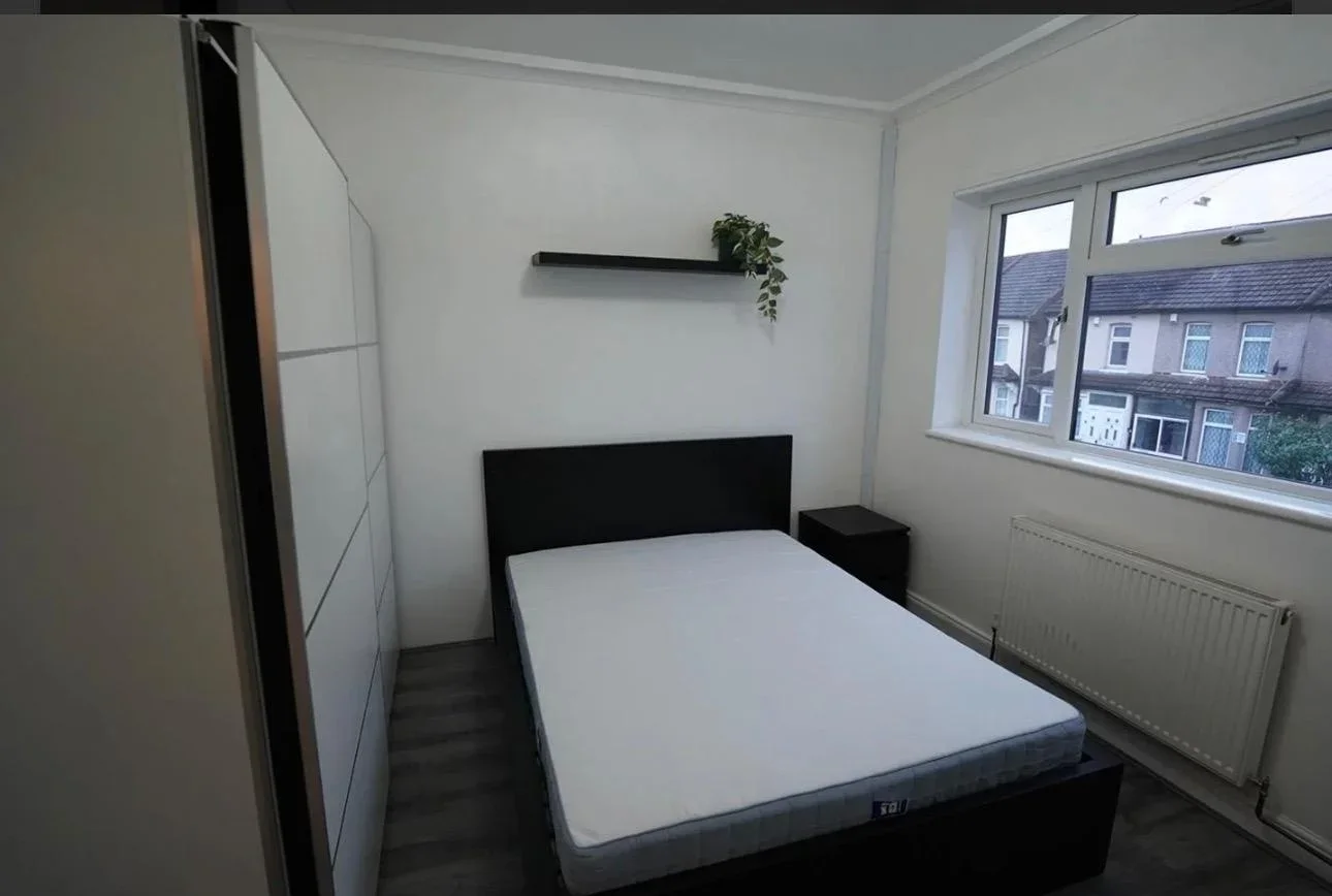 Room Harrow Road in Greater London