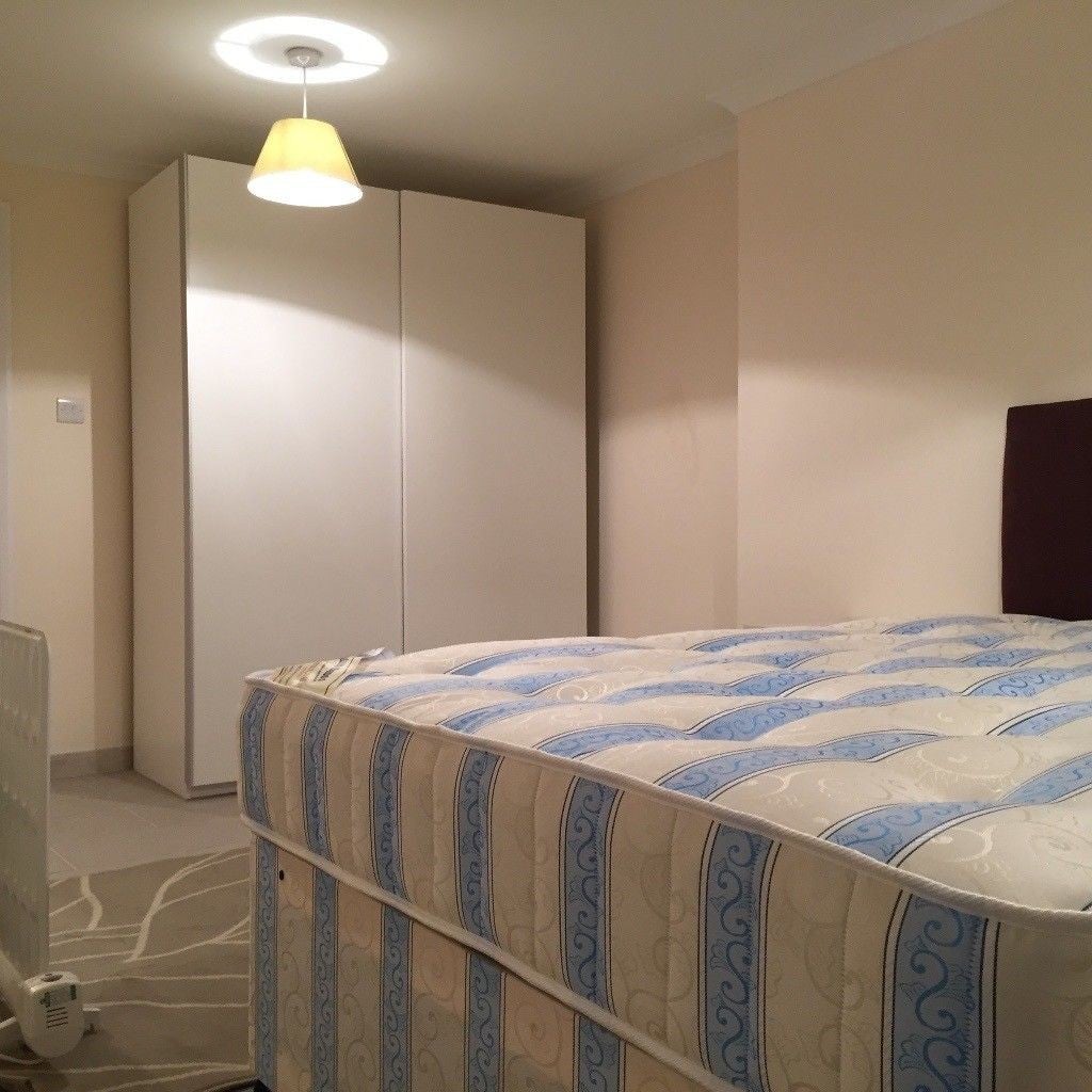 Flat Greyhound Road in Greater London