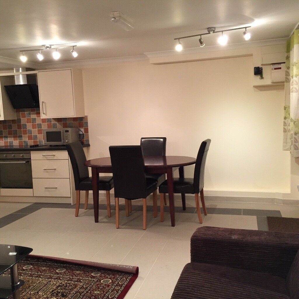 Flat Greyhound Road in Greater London