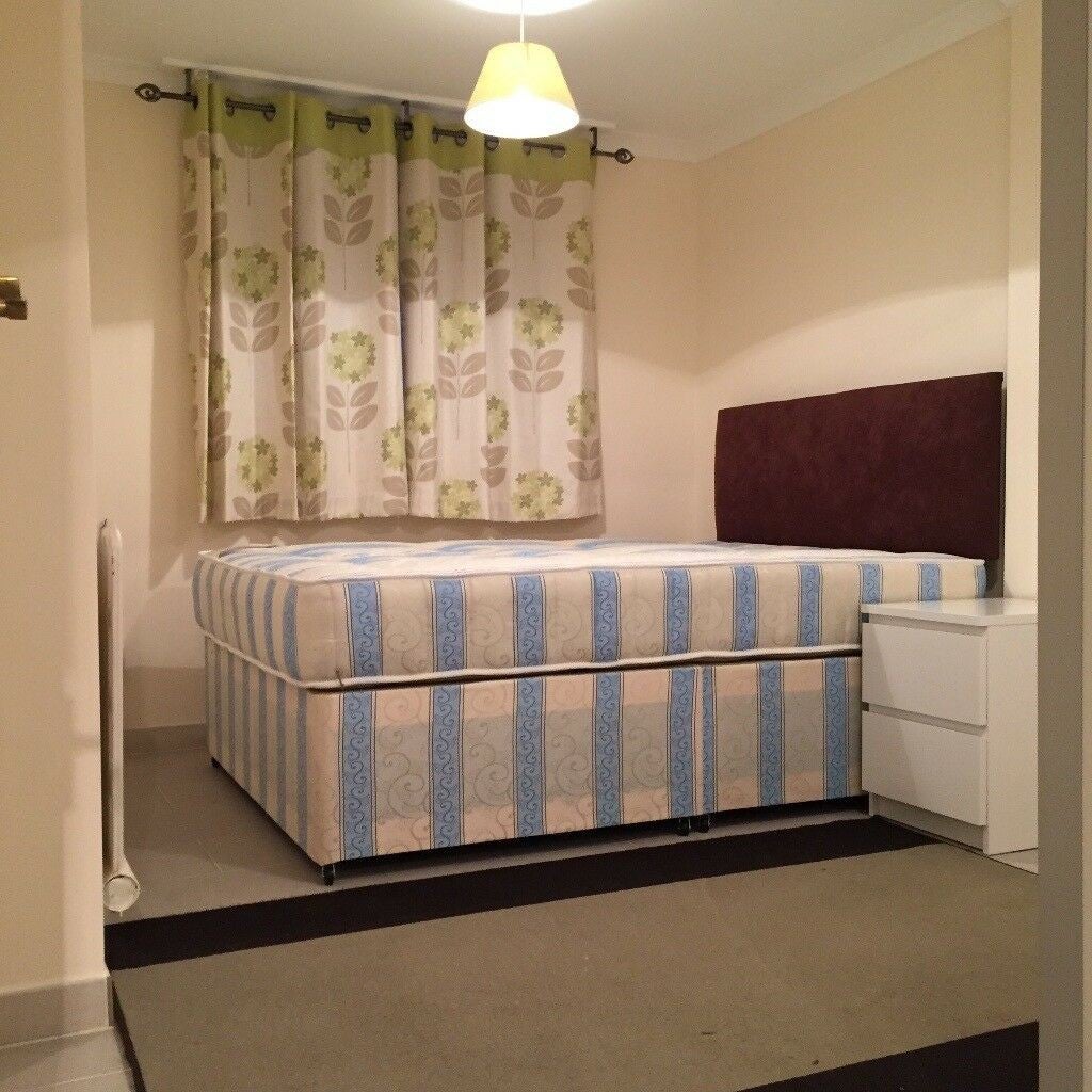 Flat Greyhound Road in Greater London