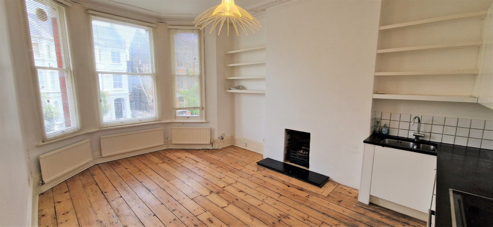 Flat Launders Lane in Greater London