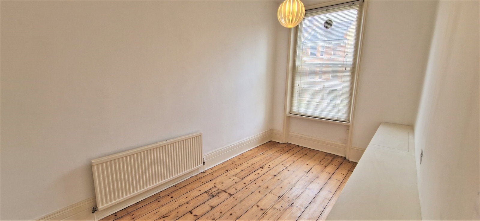 Flat Launders Lane in Greater London