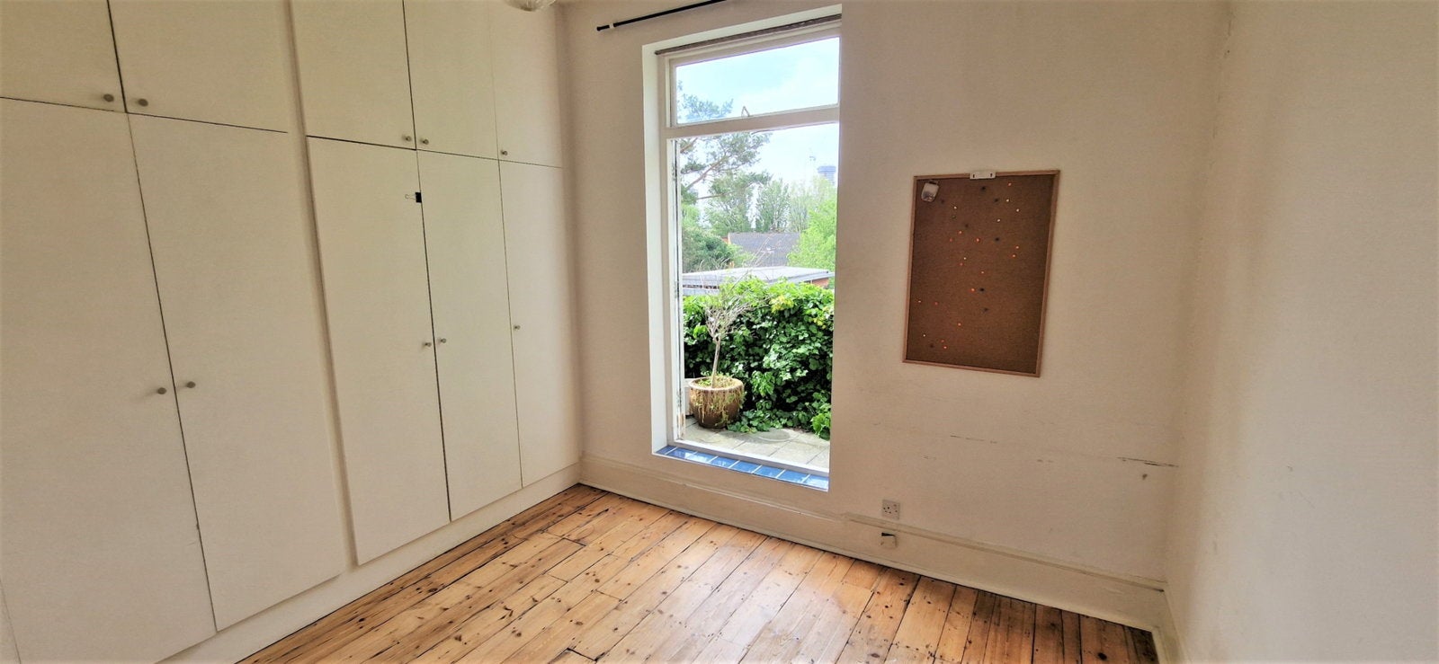 Flat Launders Lane in Greater London