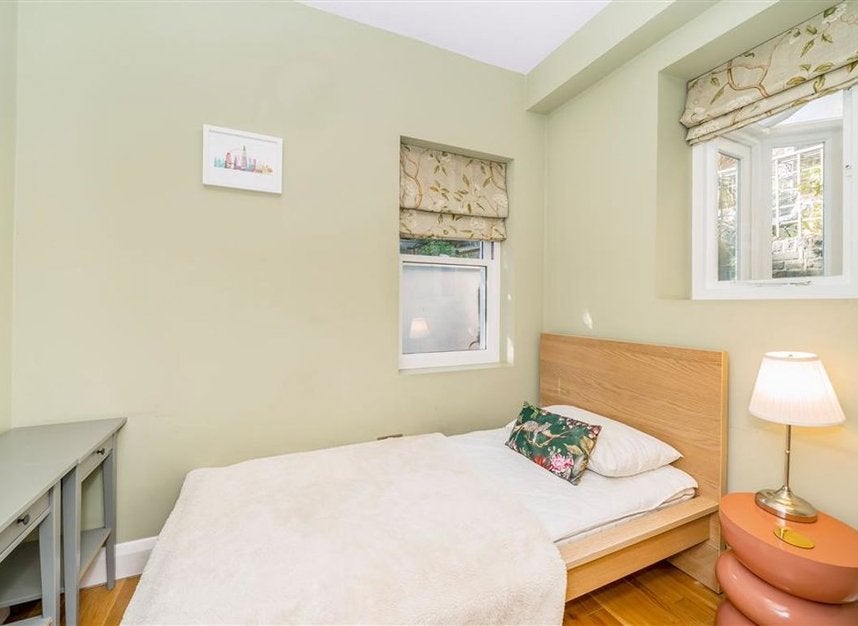Flat Finborough Road in Greater London