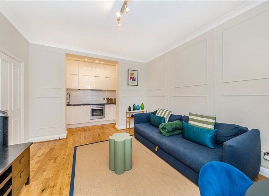 Flat Finborough Road in Greater London