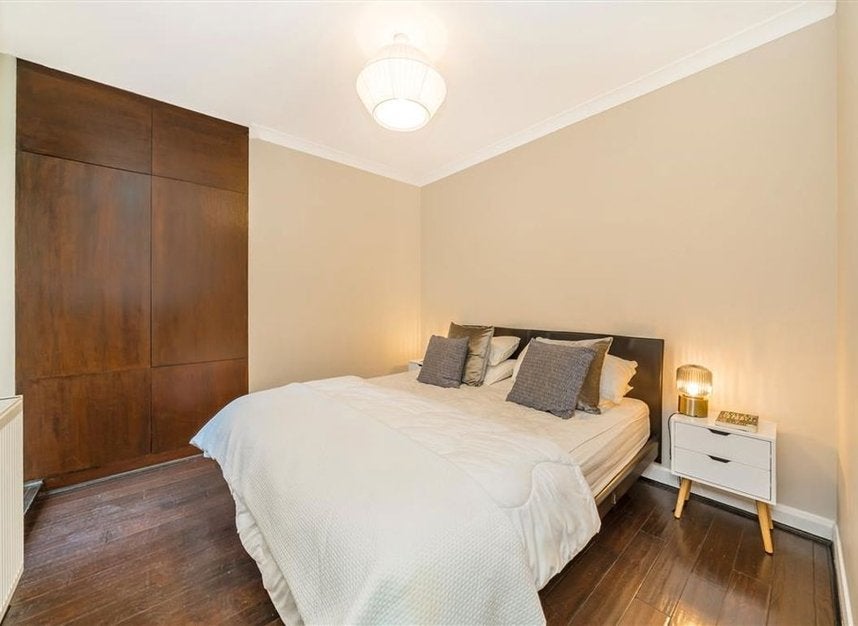 Flat Finborough Road in Greater London