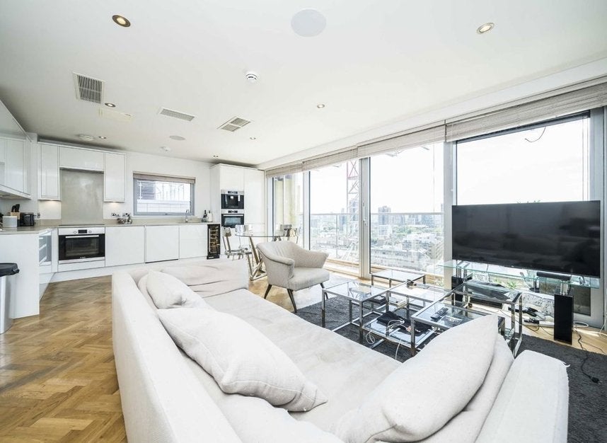 Flat Commercial Road in Greater London