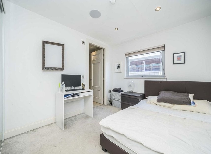Flat Commercial Road in Greater London