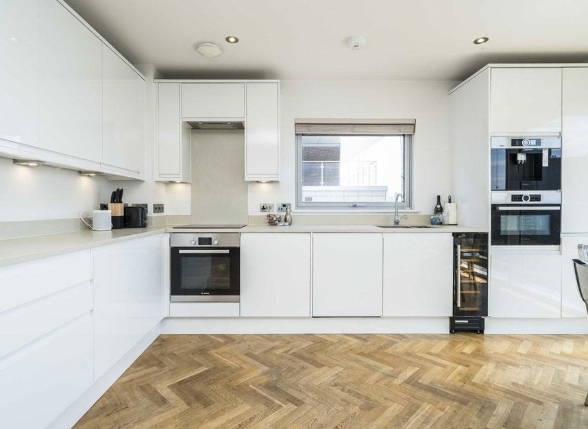 Flat Commercial Road in Greater London
