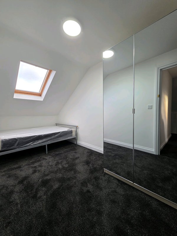 Room Woodville Road in Cardiff