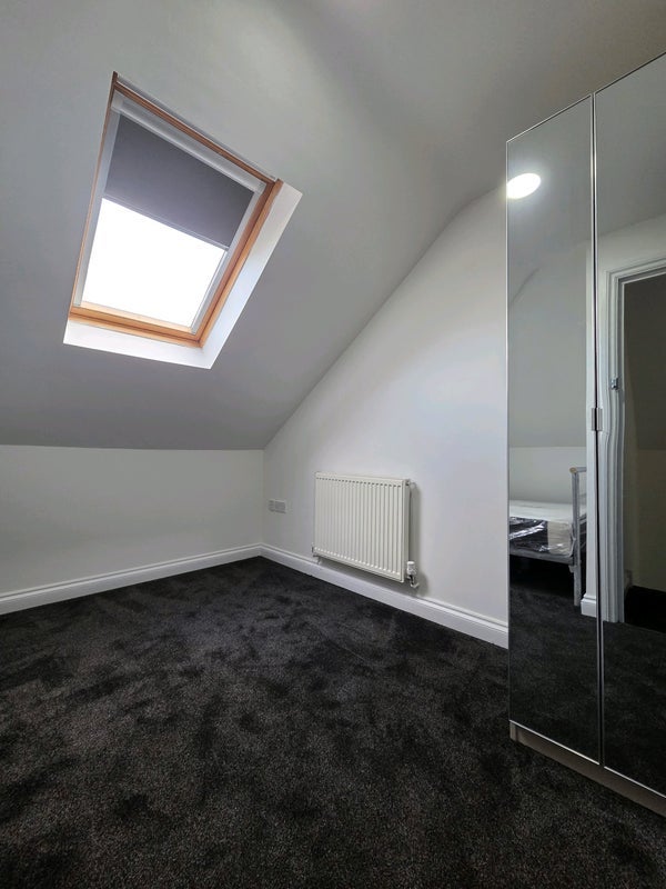 Room Woodville Road in Cardiff