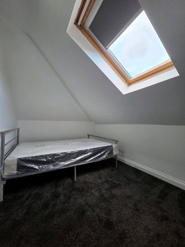 Room Woodville Road in Cardiff