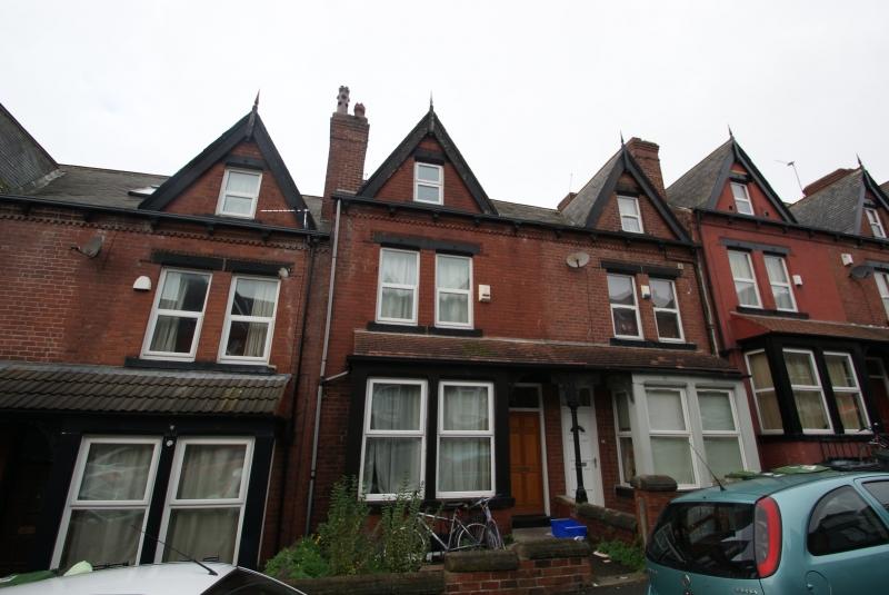 Flat Manor Drive in Leeds