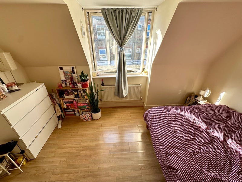 Room Rosemont Road in Greater London
