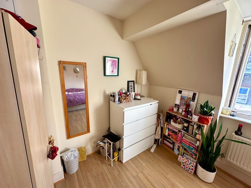 Room Rosemont Road in Greater London
