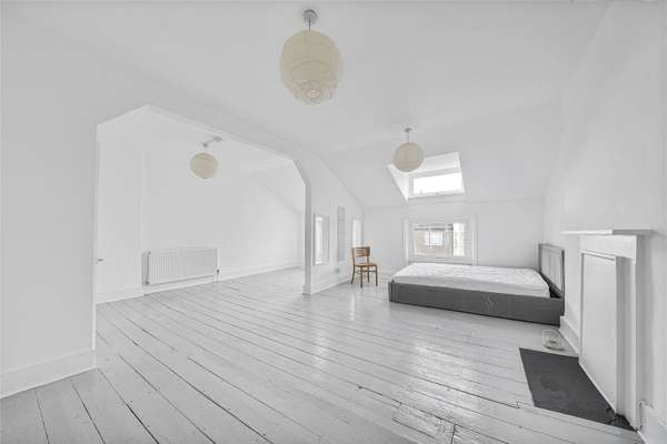 Flat College Crescent in Greater London